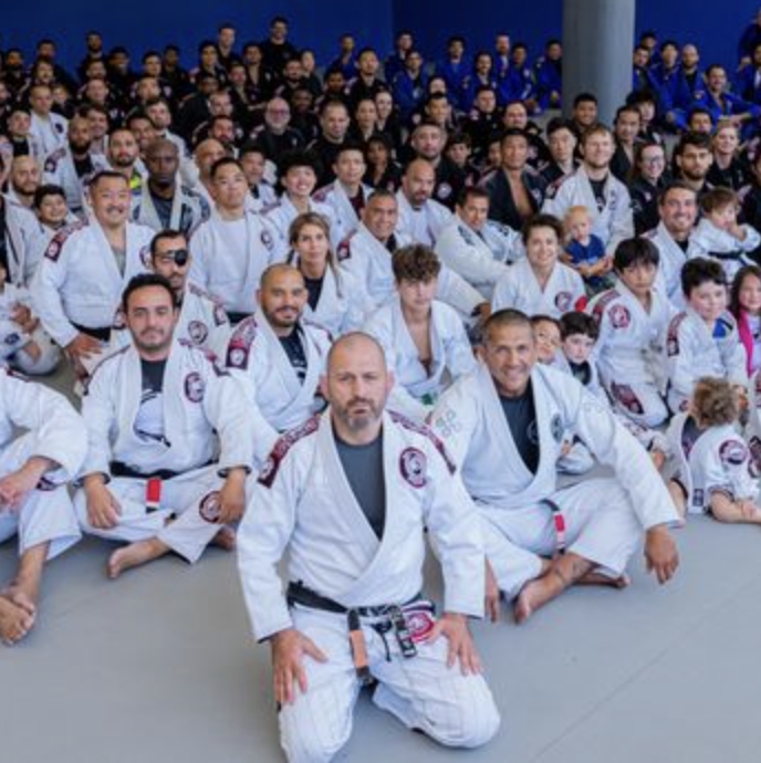 Grupo reunido no tatame de uma academia Gracie
