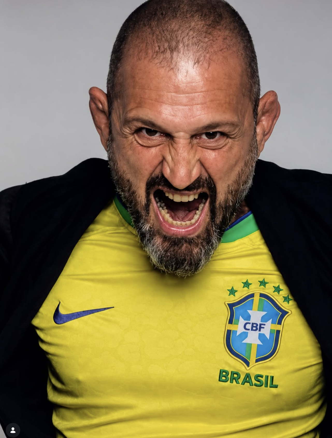 Ralph Gracie olhando diretamente para a câmera