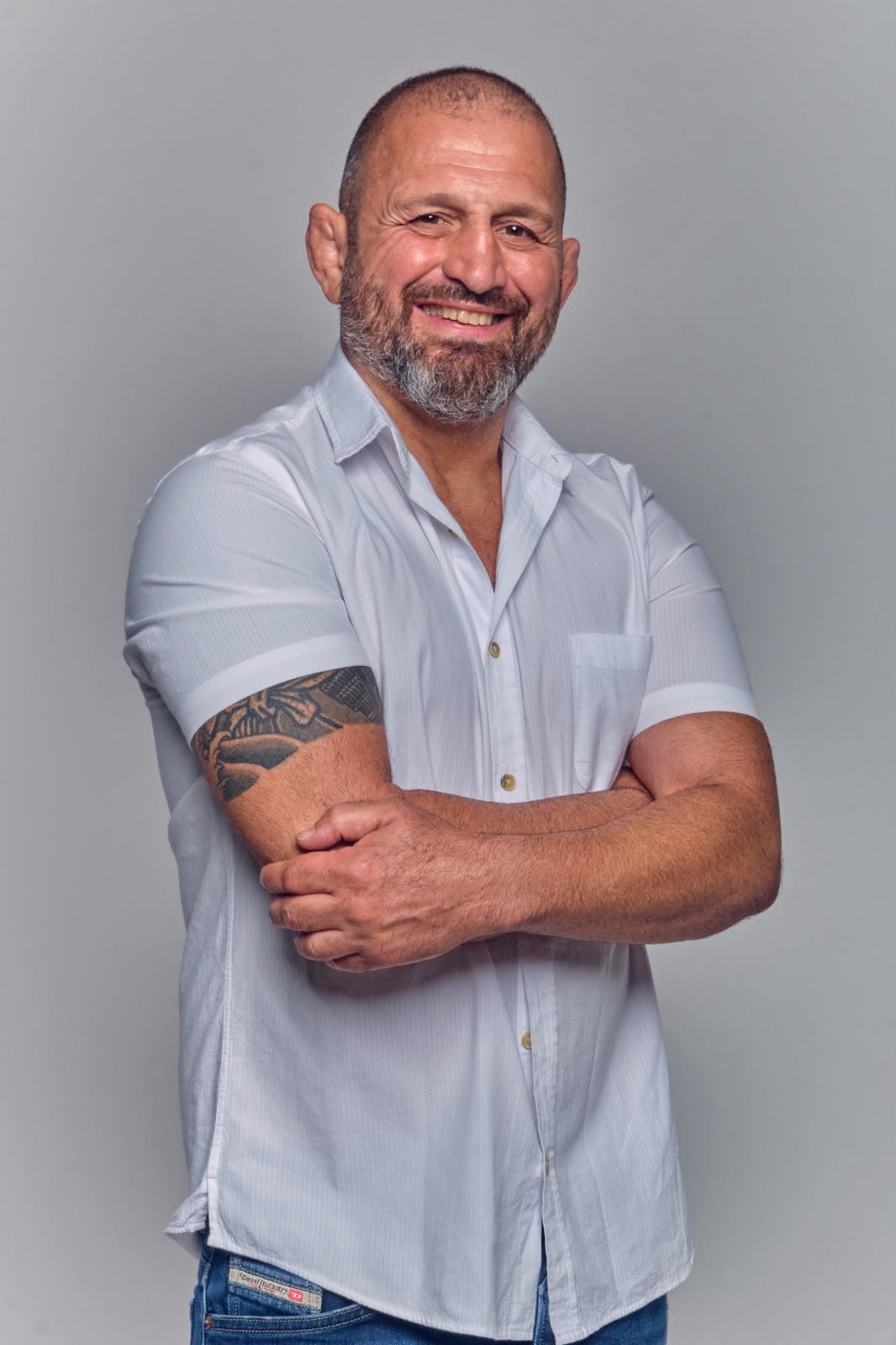 Retrato descontraído de Ralph Gracie sorrindo