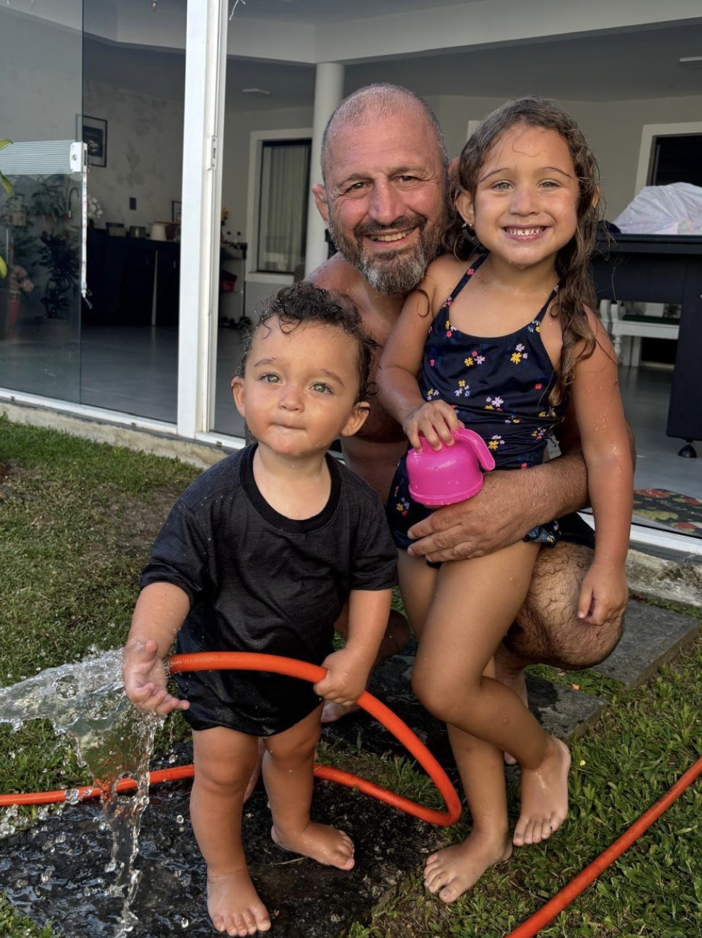 Ralph Gracie na água com os netos