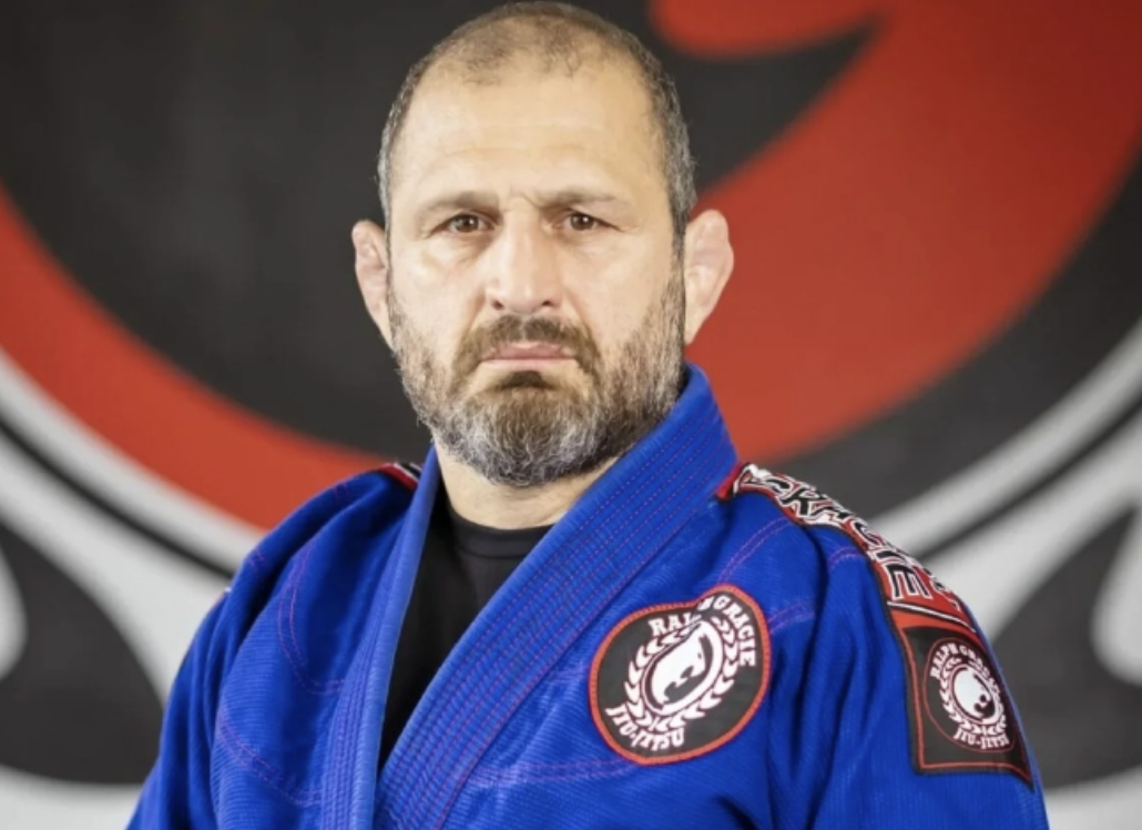 Ralph Gracie de kimono azul da Ralph Gracie Jiu-Jitsu