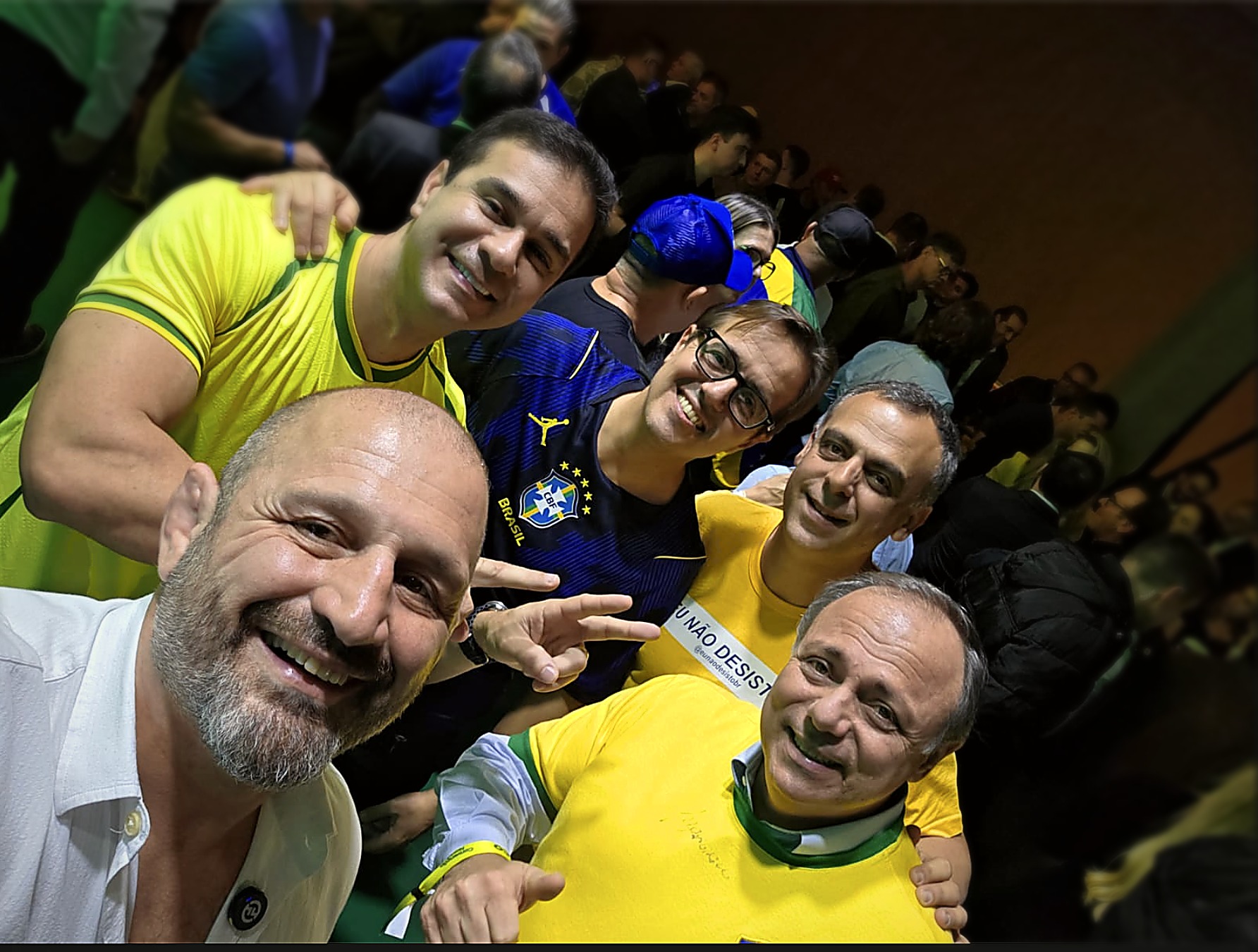 Ralph Gracie próximo a apoiadores com camisas do Brasil
