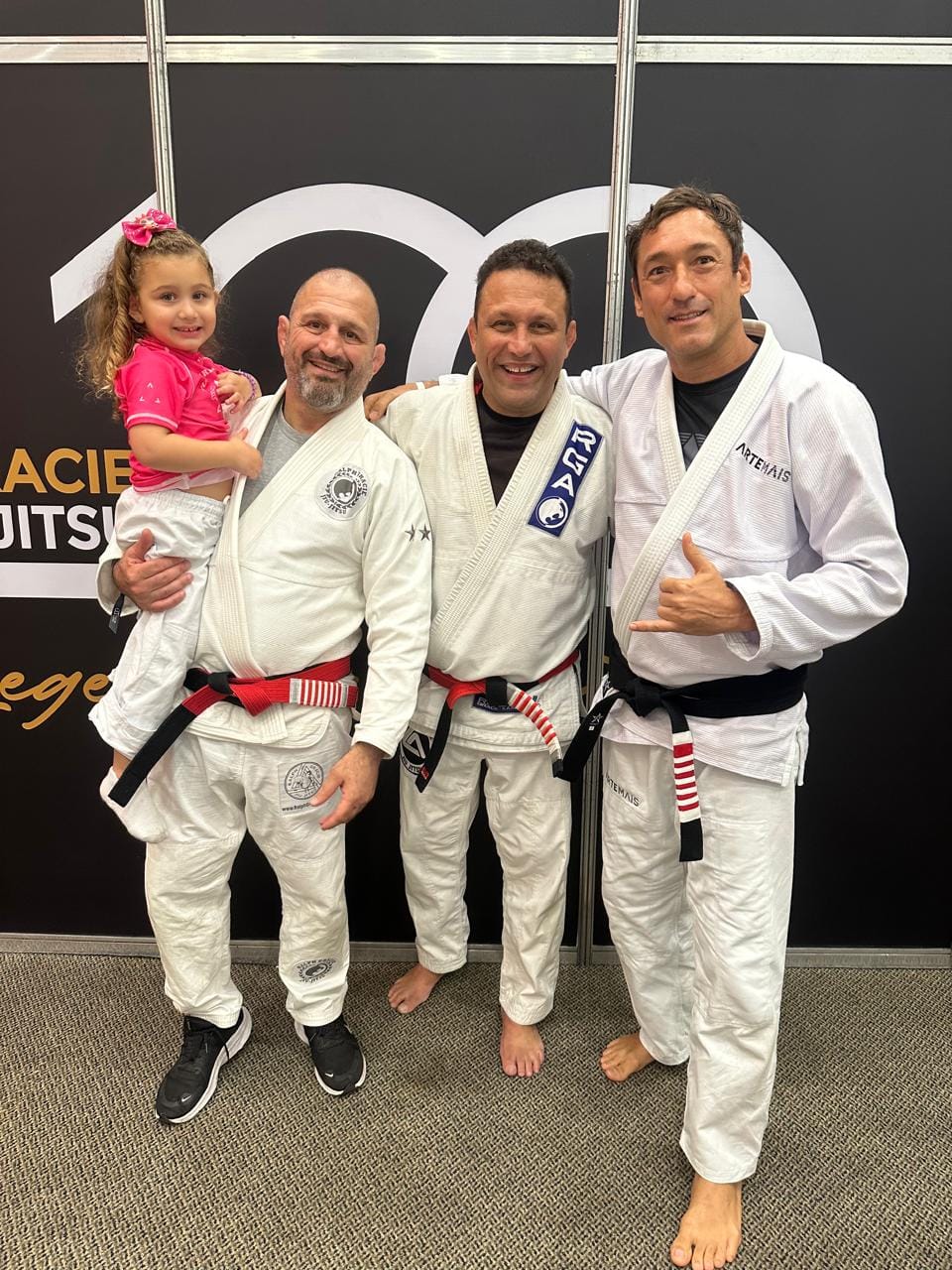 Ralph Gracie com mestres faixa-vermelha e uma criança