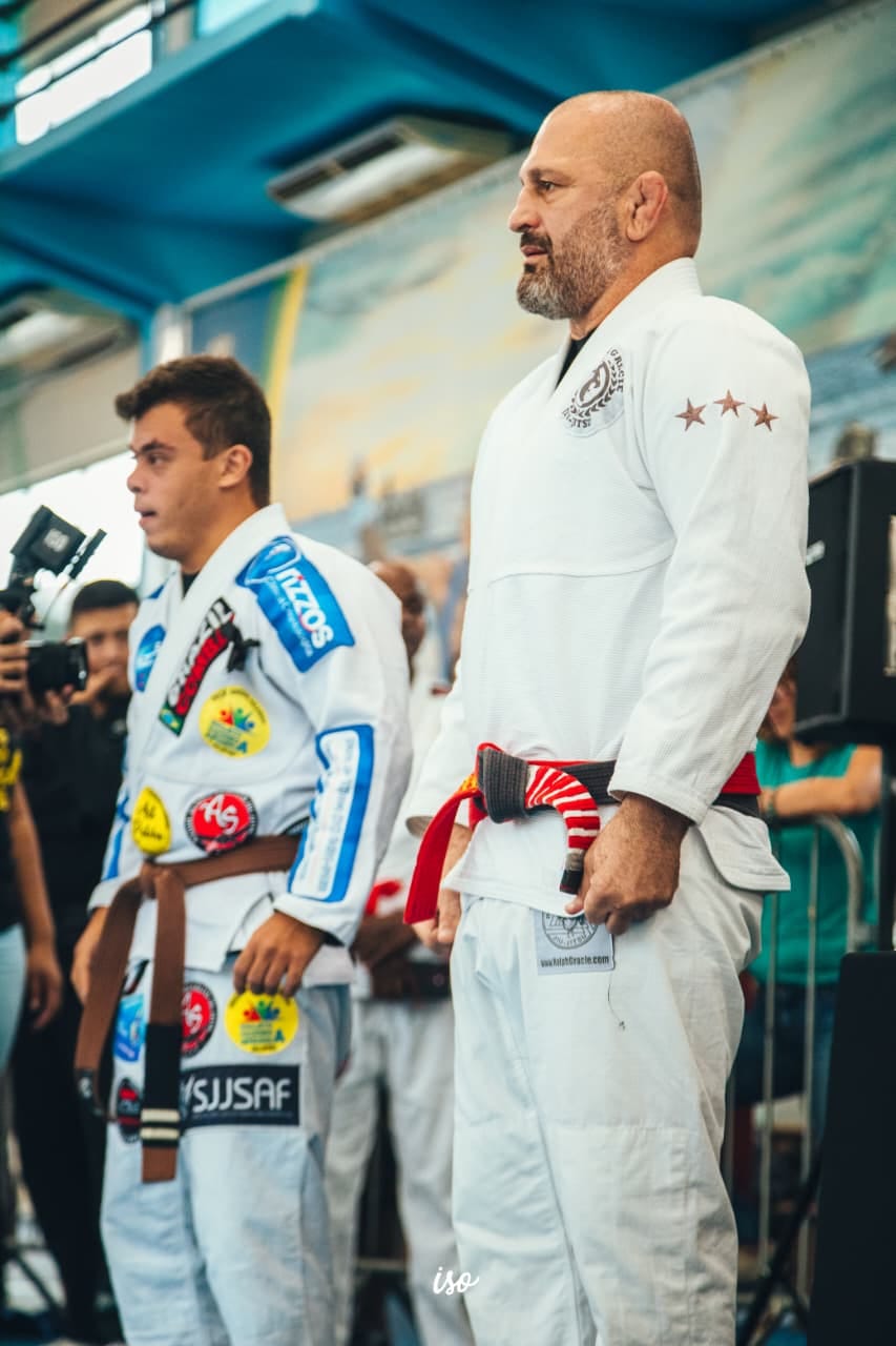 Ralph Gracie de faixa coral no pódio de competição