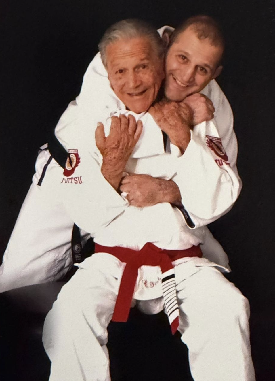 Ralph Gracie ainda jovem abraçado a seu avô Hélio Gracie